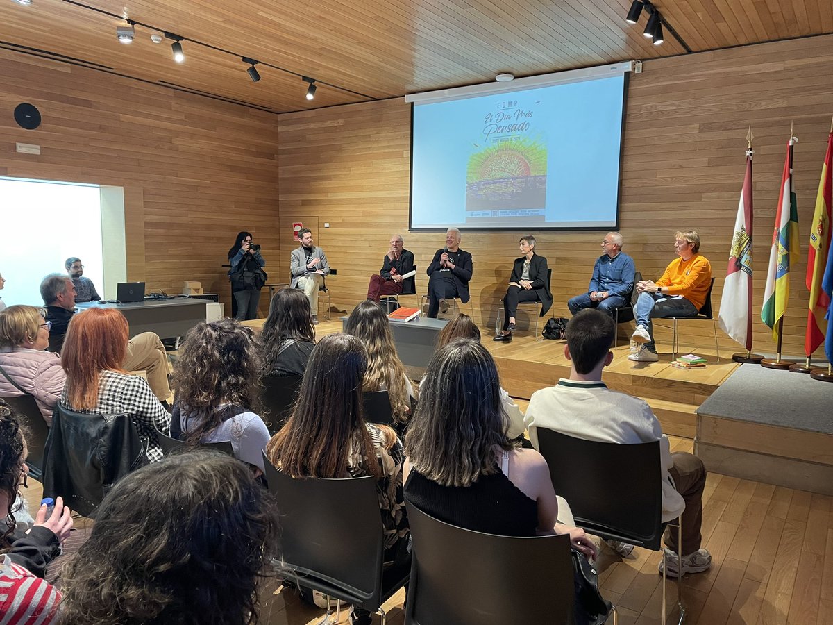 EDMPLO's tweet photo. “El vino, la literatura y la filosofía” en el Espacio Lagares con Isabel Lizárraga, Miguel Ángel Muro, Pablo Hermoso de Mendoza, Santiago Vivanco, Rufino Lecea y Mariano Sanjuán. Otro llenazo de #EDMP en Logroño. ¡Viva la Filosofía! ¡Viva el vino! https://t.co/jiAoOCgjLG