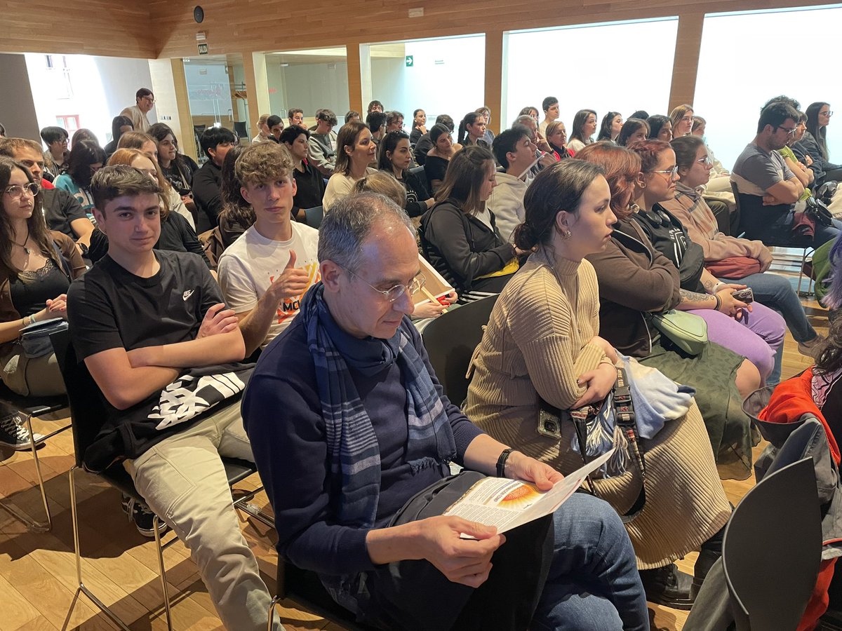 EDMPLO's tweet photo. “El vino, la literatura y la filosofía” en el Espacio Lagares con Isabel Lizárraga, Miguel Ángel Muro, Pablo Hermoso de Mendoza, Santiago Vivanco, Rufino Lecea y Mariano Sanjuán. Otro llenazo de #EDMP en Logroño. ¡Viva la Filosofía! ¡Viva el vino! https://t.co/jiAoOCgjLG