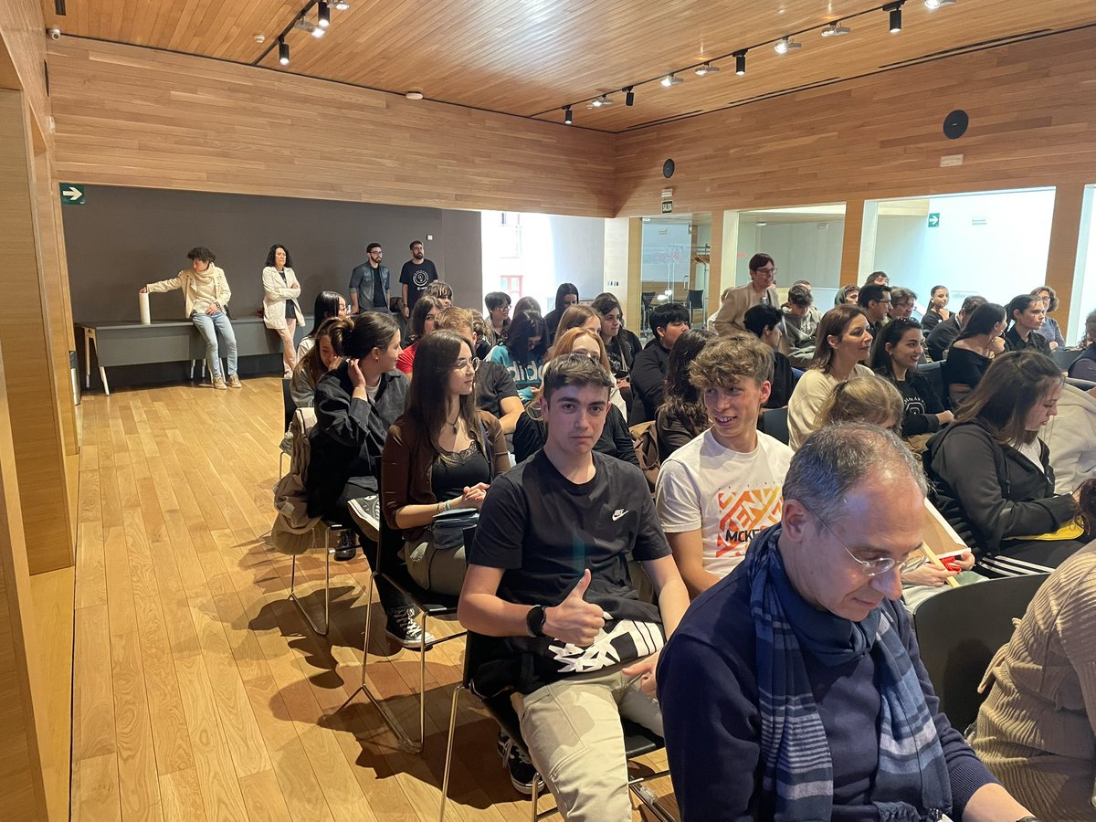 EDMPLO's tweet photo. “El vino, la literatura y la filosofía” en el Espacio Lagares con Isabel Lizárraga, Miguel Ángel Muro, Pablo Hermoso de Mendoza, Santiago Vivanco, Rufino Lecea y Mariano Sanjuán. Otro llenazo de #EDMP en Logroño. ¡Viva la Filosofía! ¡Viva el vino! https://t.co/jiAoOCgjLG