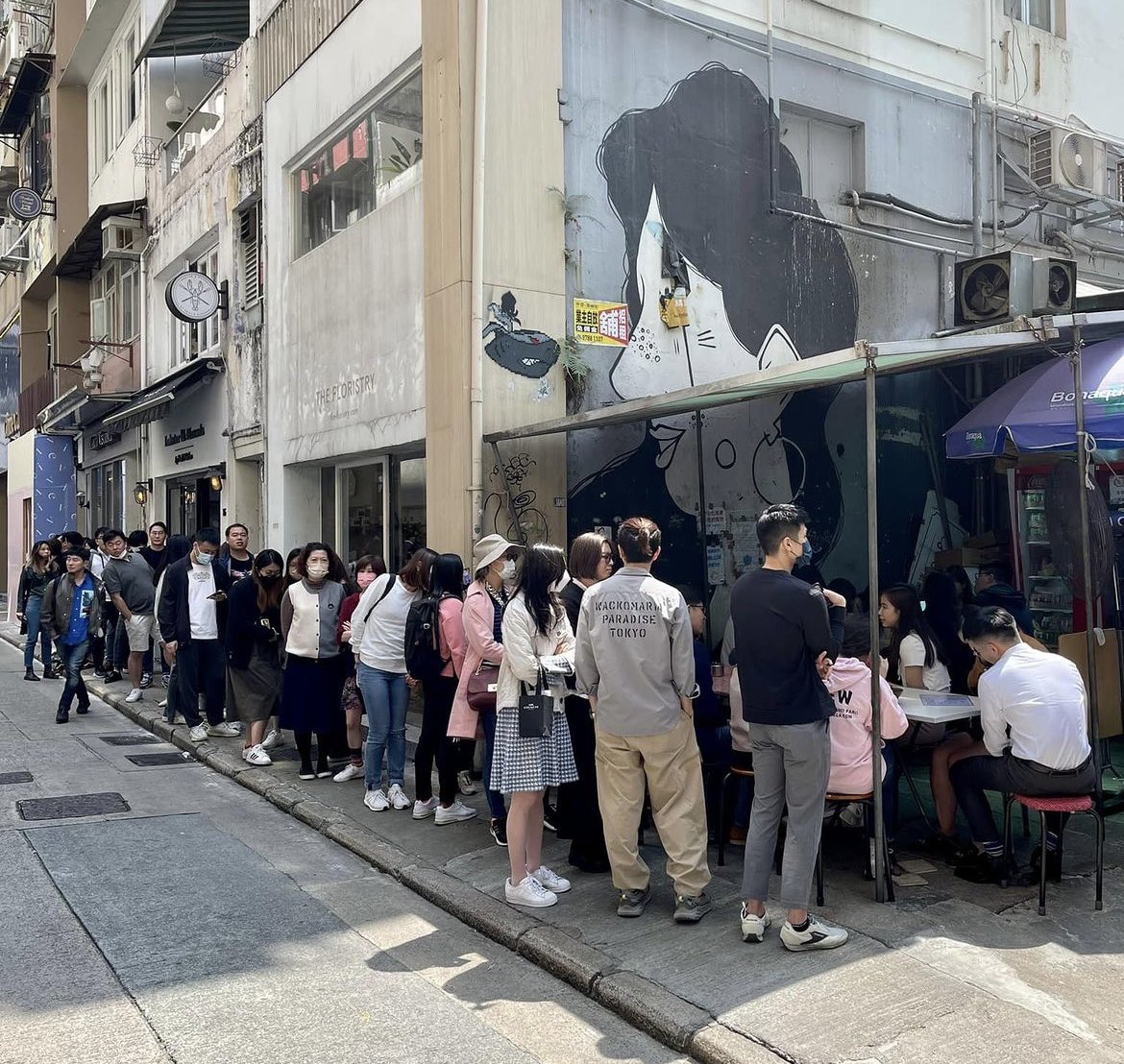 People lining up to worship SharkBoy. Estimated 200K views per month at this location. 🌊🤫