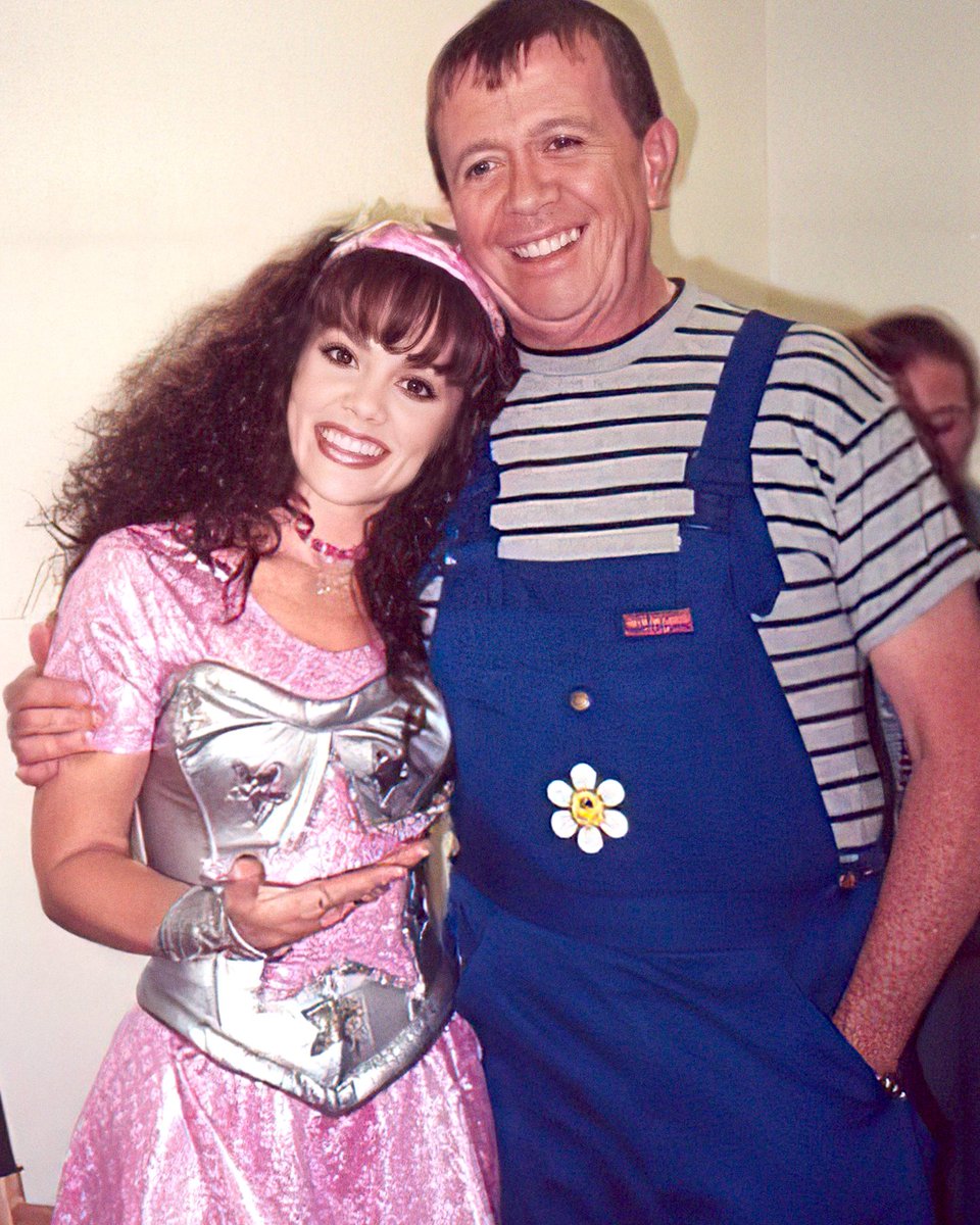 TatianaPalacios's tweet photo. Me siento afortunada de realmente haberlo conocido como amigo, además del gran profesional que siempre fue. Gracias #Chabelo, al final si eres inmortal en el corazón de todos. ❤️ https://t.co/EWB3y7rhyD