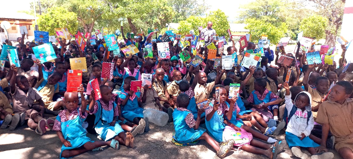 It is no secret that rural schools are at a great disadvantage as a result of not having basic materials like textbooks and pens. Thank you, <a href="/samlambosg/">Stanley Mlambo</a>, for the donations you made to Musabayana School.

@kerani_12 <a href="/CdeFreedom/">#Ipai_Vanhu_Ma_ID 🇵🇸 🇿🇼</a> <a href="/AgyverSawunyama/">AYS-G</a> <a href="/KudaMatambo23/">Kuda Matambo🇿🇼</a> <a href="/Chris21900139/">Christopher Murasi</a>