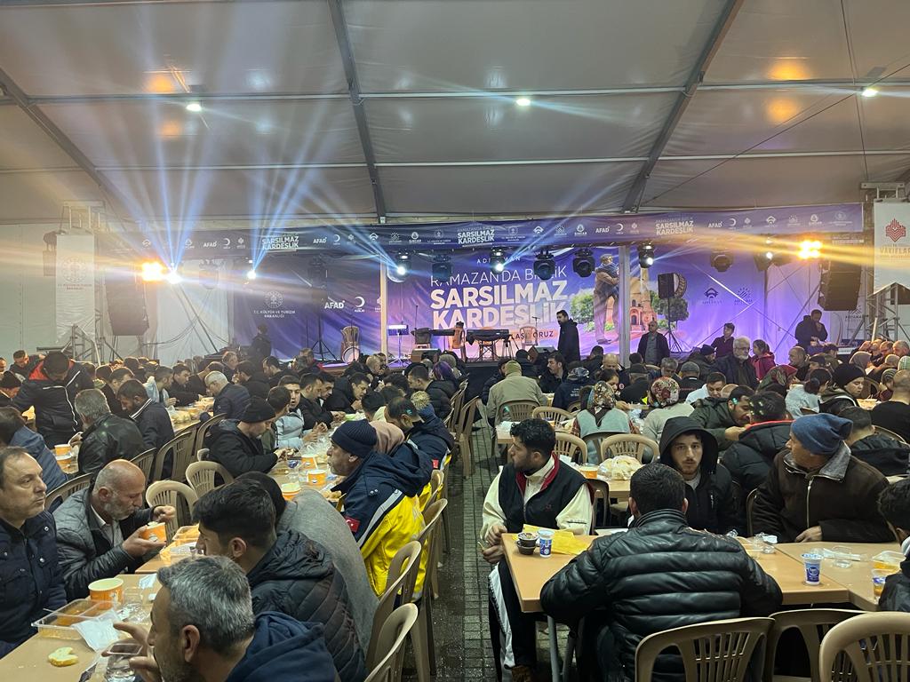 AhmetAYDIN_02's tweet photo. Mübarek Ramazan'ın bu en anlamlı saatlerinde iftarımızı hemşehrilerimizle beraber yan yana yapmanın mutluluğunu yaşıyoruz. Allah, dualarımızı kabul, bereketini daim eylesin... https://t.co/CJkItwgpIS