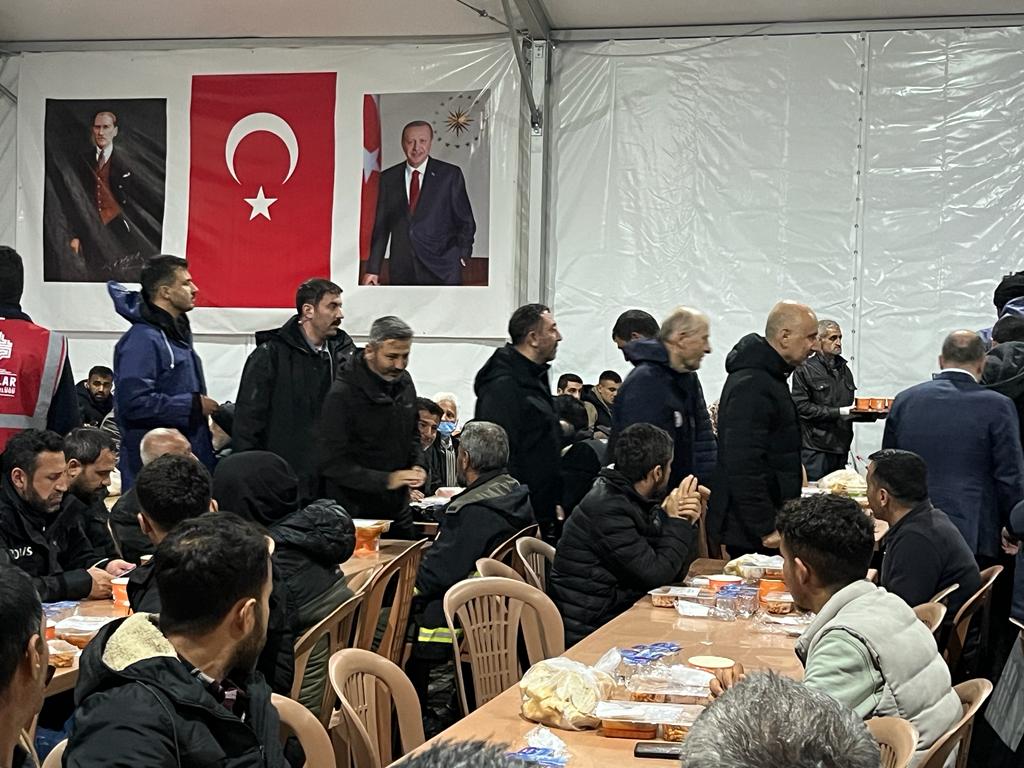 AhmetAYDIN_02's tweet photo. Mübarek Ramazan'ın bu en anlamlı saatlerinde iftarımızı hemşehrilerimizle beraber yan yana yapmanın mutluluğunu yaşıyoruz. Allah, dualarımızı kabul, bereketini daim eylesin... https://t.co/CJkItwgpIS