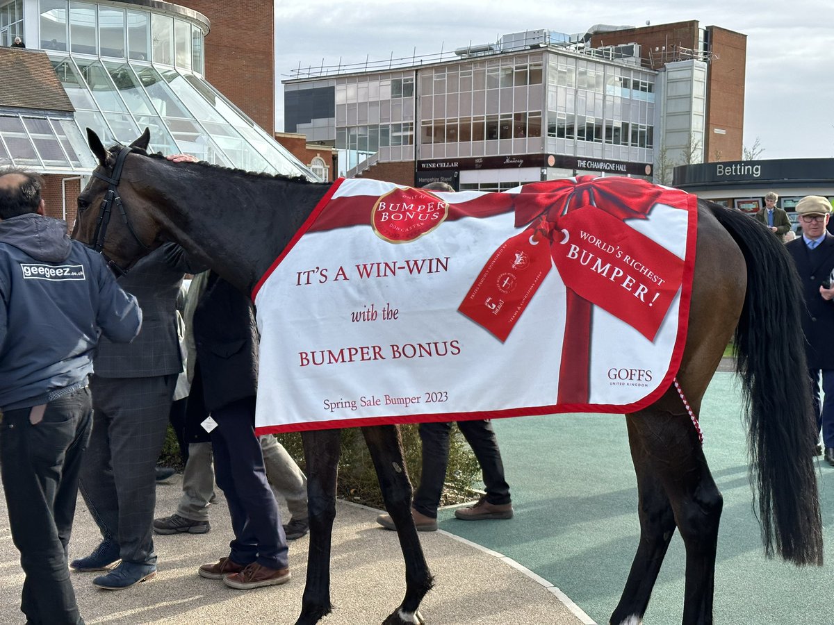 𝐂𝐑𝐄𝐒𝐓 𝐎𝐅 𝐆𝐋𝐎𝐑𝐘 wins the Goffs UK £100,000 Spring Sale Bumper at @NewburyRacing 🥇 

Many congratulations to @CrestRacing1, @AJHoneyball, @AidanColeman and all connections 🏆 

#SpringSaleBumper