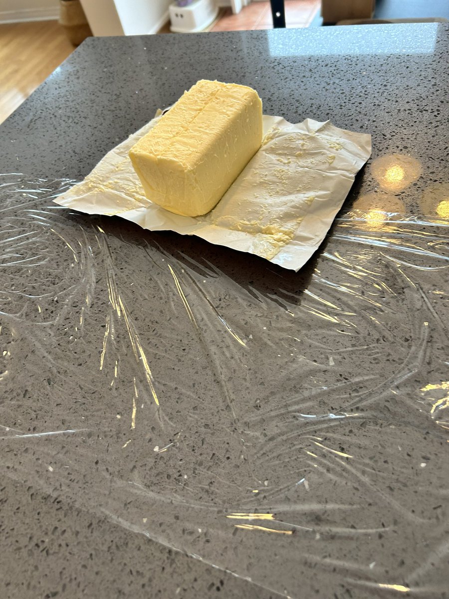 Taryn_RG's tweet photo. #DatoSoa de hoy. Cuando compren mantequilla, antes de ponerla en el refrigerador, porcionar en papel plástico. Así es más fácil poner los trozos más chicos en el mantequillero o sacar para cocinar https://t.co/CIzaPqxNNj