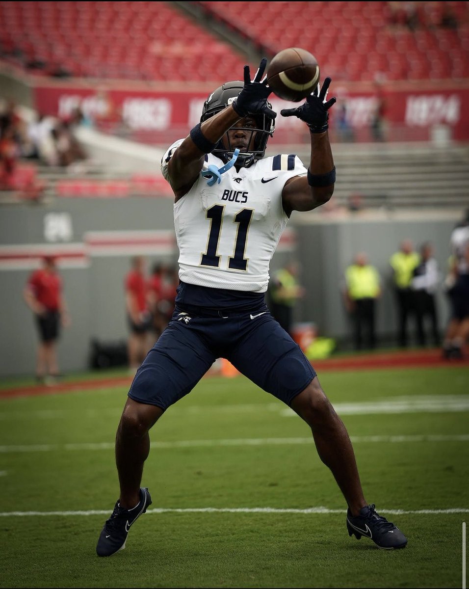 MultySnider3_'s tweet photo. #AGTG✝️ AFTER A GREAT VISIT AND A GREAT CONVERSATION WITH COACH G.. I AM BLESSED TO RECEIVE MY FIRST OFFER TOO @CSUFB 💙 @GabeGiardina @CoachNickReveiz @shulerbentley @Coach_Vince_  @FDpatriots https://t.co/gVwEFvnTOh