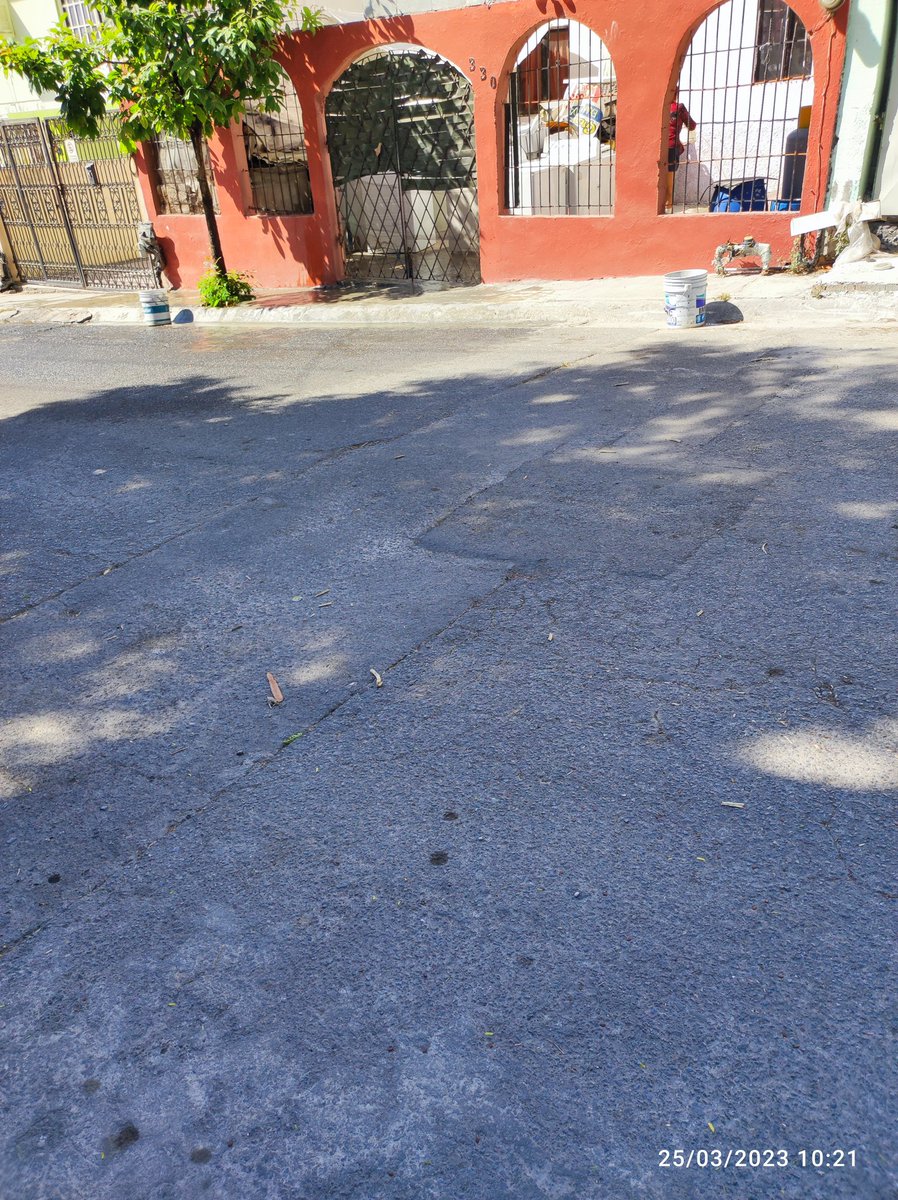 aguirobert's tweet photo. Regando con manguera,no solo su banqueta si no la mitad de la calle, Xochitl 330 fama 2. Hay gente que no ve la importancia. @AyD_ParaTi @ComunidadSanta https://t.co/a7xLMetEjr