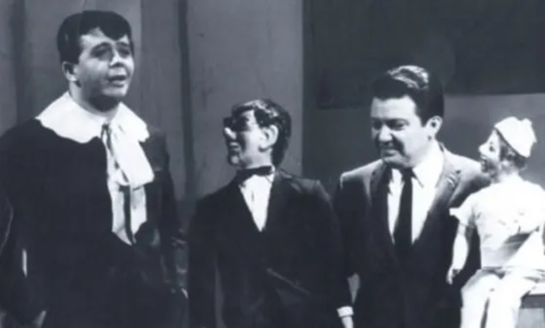 lopezdoriga's tweet photo. El querido Chabelo inició su carrera en Televicentro como camarógrafo y jefe de piso; un día el actor que interpretaba a un niño no llegó, por lo que Xavier López entró de emergente. 

https://t.co/SQkNHxK5o3 https://t.co/yx9PXg9AES