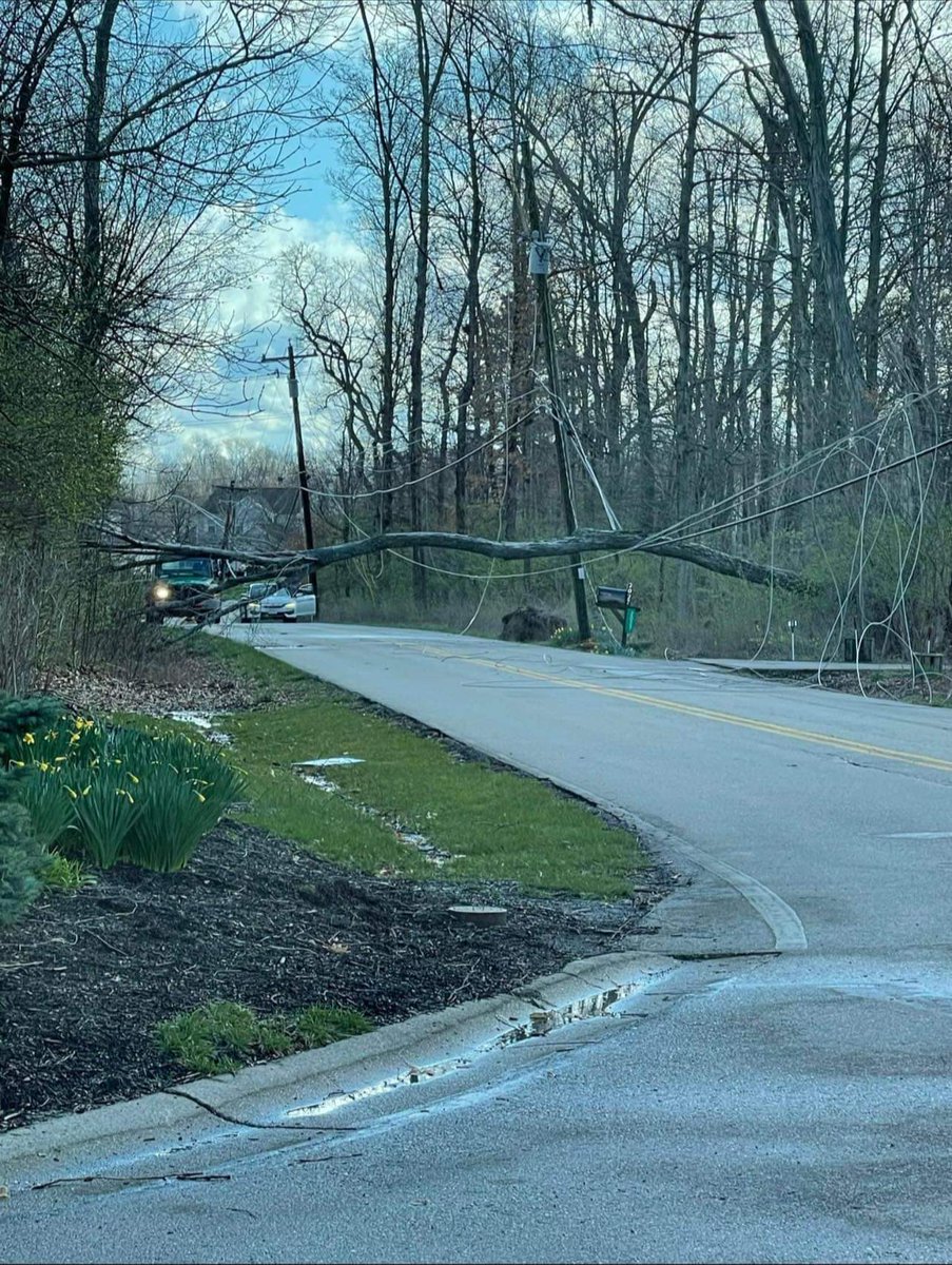 twm2255's tweet photo. Entrance to Weber Oak Subdivision blocked. No way in our out of Subdivision. @WLWT @MikeDardisWLWT @ShereeWLWT @MiamiTwpFD @MiamiTwpPD @jwright45150 https://t.co/wYCvoa7M2L