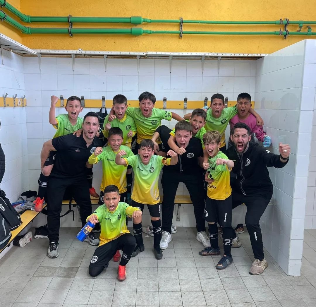 FCcanbuxeres's tweet photo. 🎉 HISTÓRICO 🎉

Benjamín A  3 - 2 @FCBmasia 

Felicidades a los jugadores y cuerpo técnico por esta gran victoria remontando un 0-2, 
que quedará para la historia.

#BenjaminA #SentimientoCanbu #JuegaEnVerde #FcCanBuxeres
 ⚽🟢🟠 https://t.co/mhYVlaLUAB