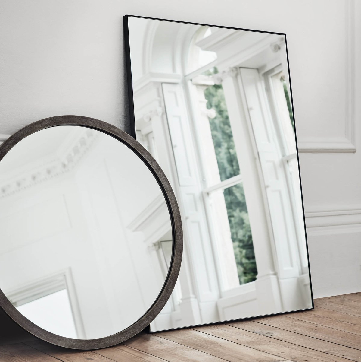 TomFaulkner's tweet image. Mirrors are indispensable elements of an interior that achieve so much more than they're often credited for. The right one can draw the eye upward, introduce a strong focal point, or even make a space feel larger and lighter. A jack of all trades, indeed.

#interiordesigntricks
