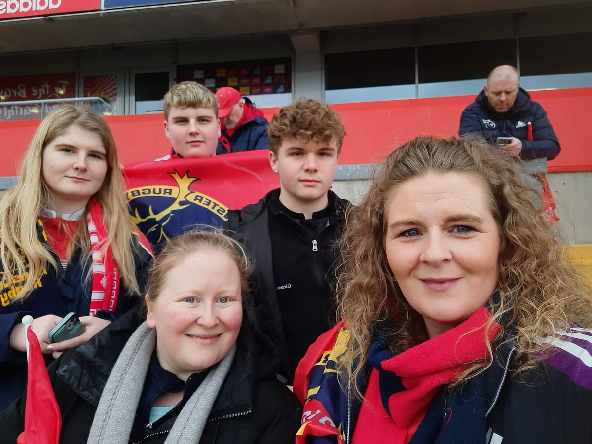 stacyhiggins86's tweet photo. Last home game of the season. Come on Munster. #ThomondParkSelfie #MUNvGLA https://t.co/EvRErWqofl