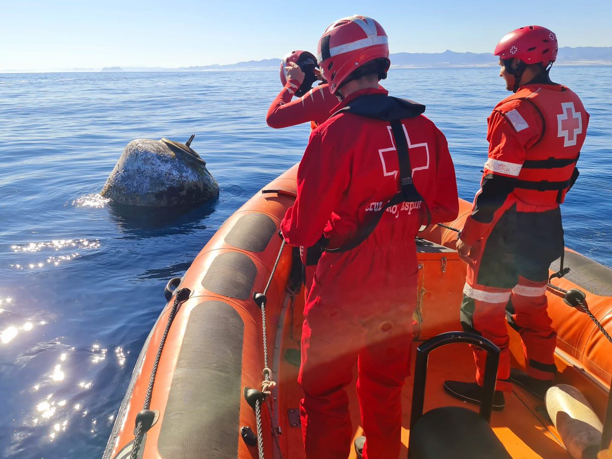 CruzRojaRMurcia's tweet photo. Activación de #LSPoniente para la retirada de una boya, a 5 millas al SE de #Mazarrón. Se hace firme y se remolca al puerto pesquero. #VHF16 #Seguridadnautica #sea #mareslimpios #112RM @salvamentogob @112rmurcia https://t.co/blwLSOPx0f