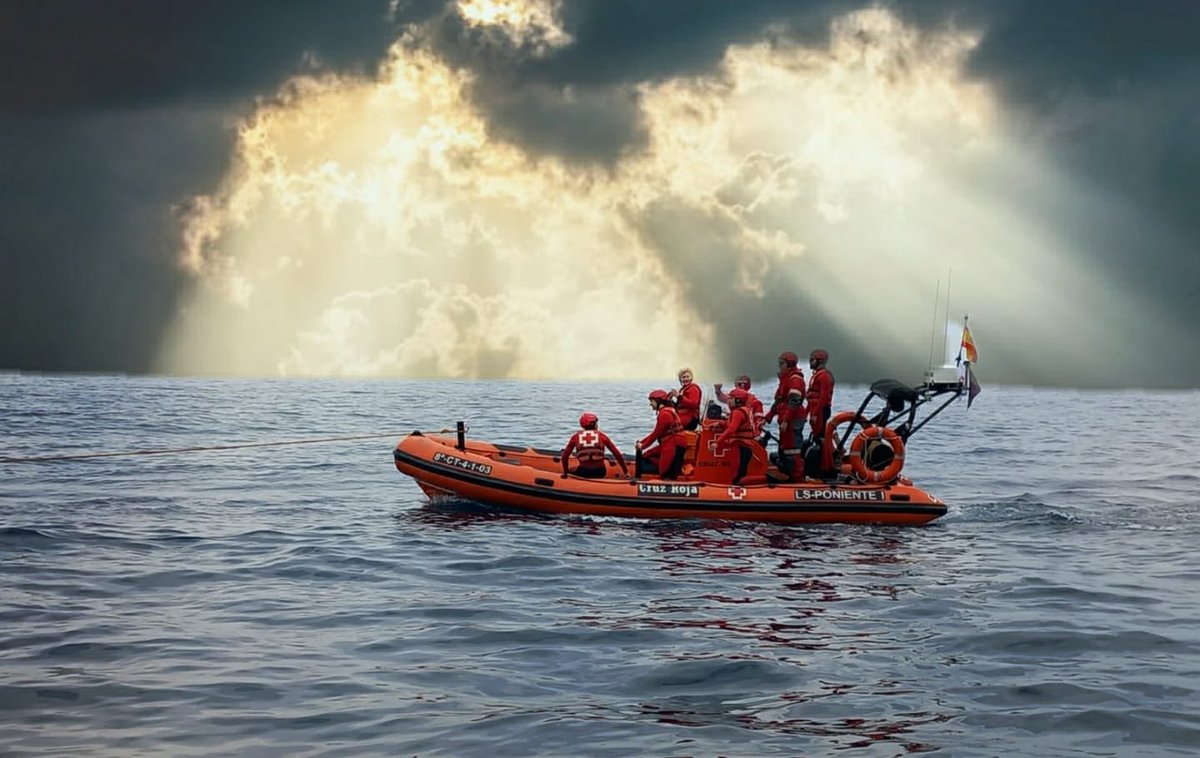 CruzRojaRMurcia's tweet photo. Activación de #LSPoniente para la retirada de una boya, a 5 millas al SE de #Mazarrón. Se hace firme y se remolca al puerto pesquero. #VHF16 #Seguridadnautica #sea #mareslimpios #112RM @salvamentogob @112rmurcia https://t.co/blwLSOPx0f