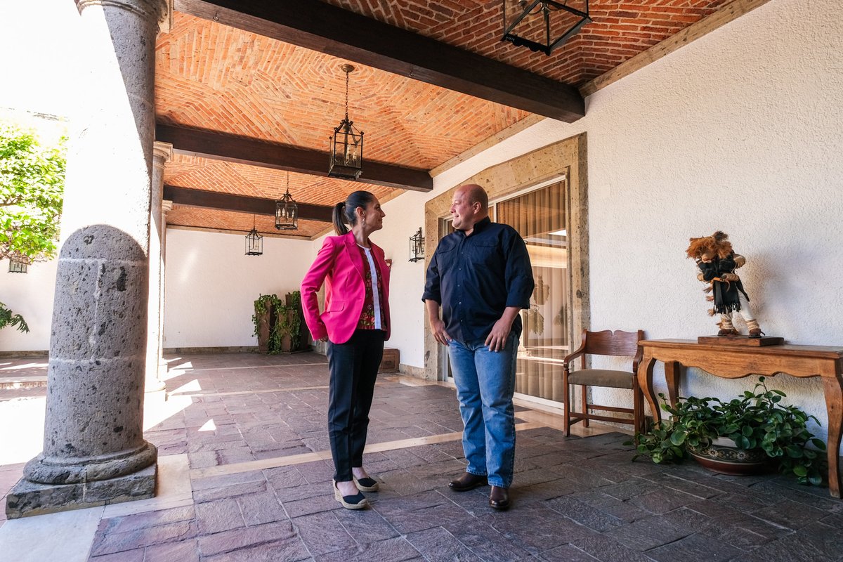 EnriqueAlfaroR's tweet photo. Me dio mucho gusto recibir a mi amiga @Claudiashein, que está de visita en Jalisco. 

Muchos años de conocernos, que son la base del respeto y el aprecio que le tengo. https://t.co/VLB6hEJtKq
