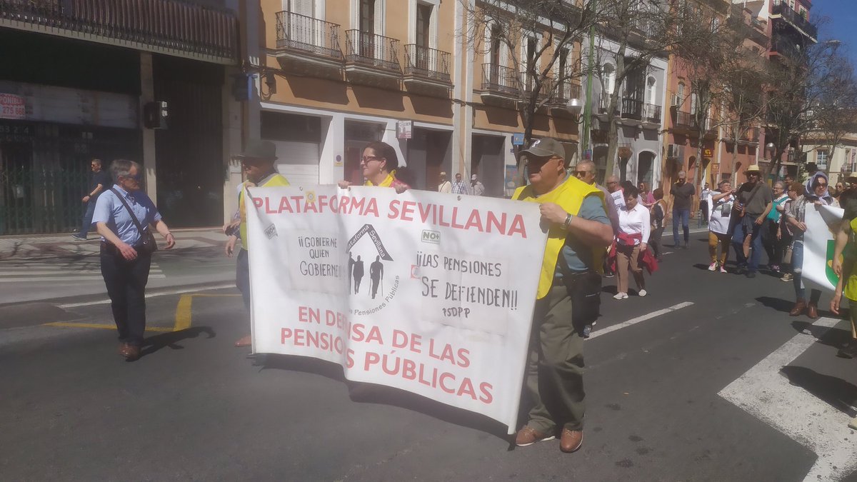 PlaSevDefPen's tweet photo. Lamento eses texto tan surrealista (producto de lo difícil q es escribir con sol y en la pantalla de un móvil) que lo que quería decir es que la mani de hoy en Sevilla,por la Sanidad Pública, ha sido numerosísima ¡como no podría ser de otra forma! https://t.co/oCfsPw0dsh