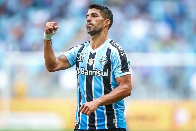 O @geglobo fez uma pesquisa com 36 jornalistas de todo o Brasil para eleger os 10 melhores jogadores do país em 2023: 1. Cano 2. Suárez 3. Hulk 4. Pedro 5. Veiga 6. Rony 7. Paulinho (Galo) 8. Arias 9. Roger Guedes 10. Arrascaeta Concorda? 📸 Marcelo Gonçalves/FFC | Lucas Uebel