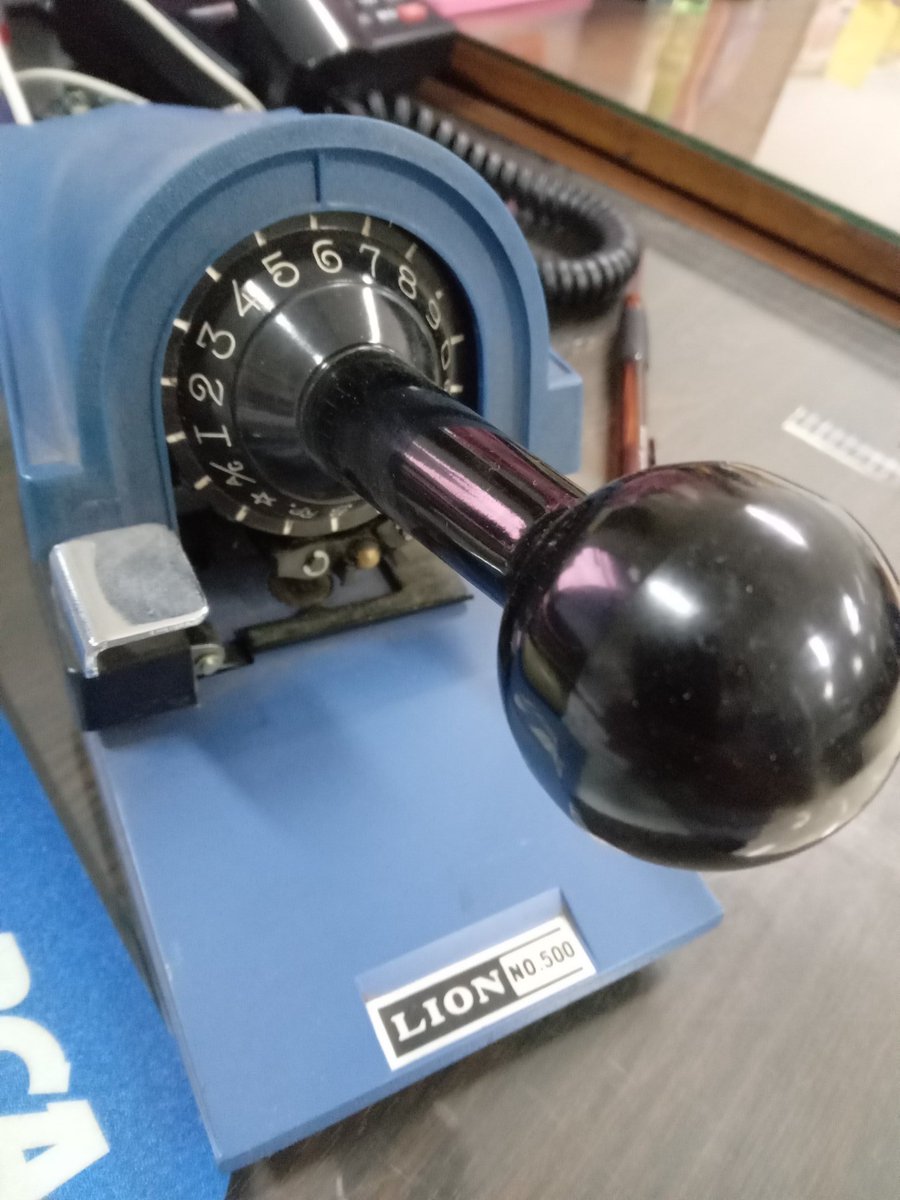 Bjir gue kira meja kerja gue ada persneling nya. Wkwk.. generasi old tolong jelaskan ini fungsinya buat apa??😭