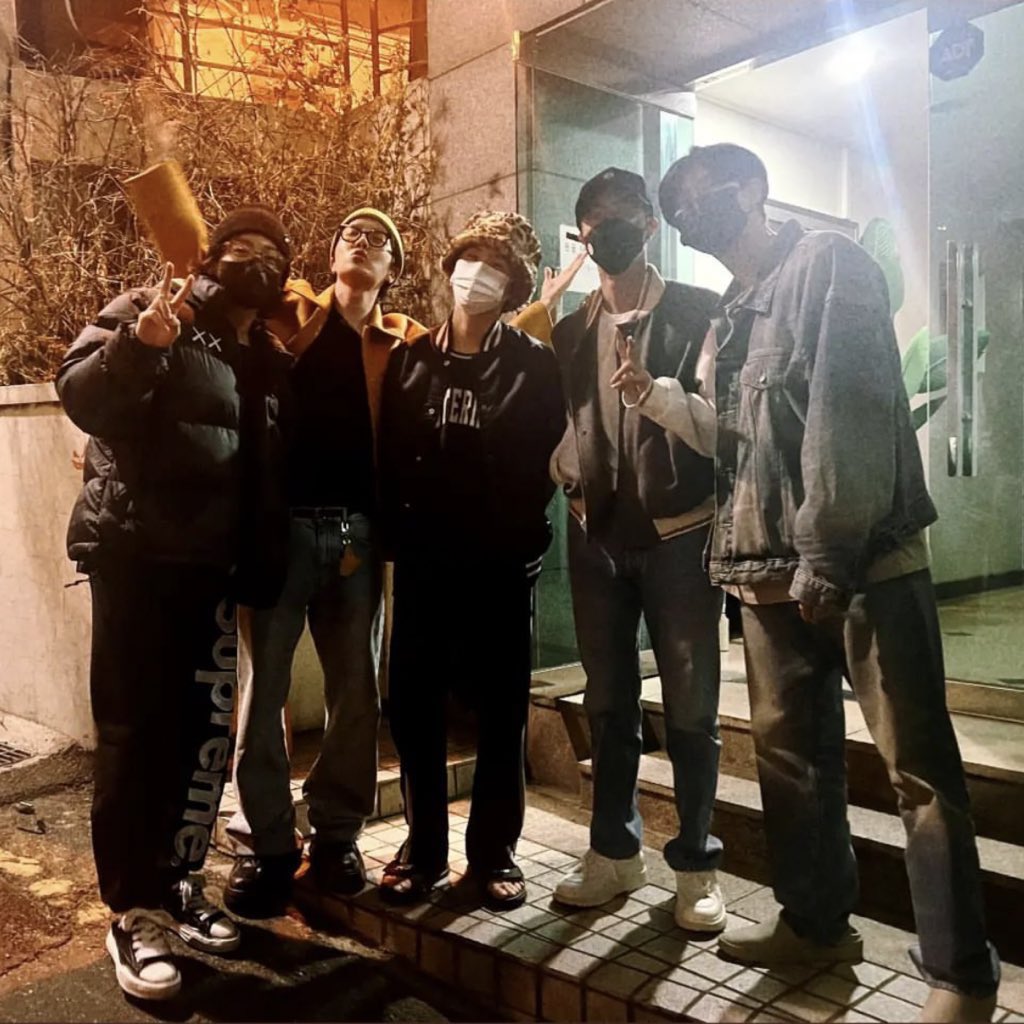 btsaresevennn's tweet photo. — Se reunieron los 7 lloro, pero Taehyung y Jimin no salen en la foto porque se fueron 10 minutos antes. Nuestra casita reunida😭 https://t.co/DNWGCcn7oF