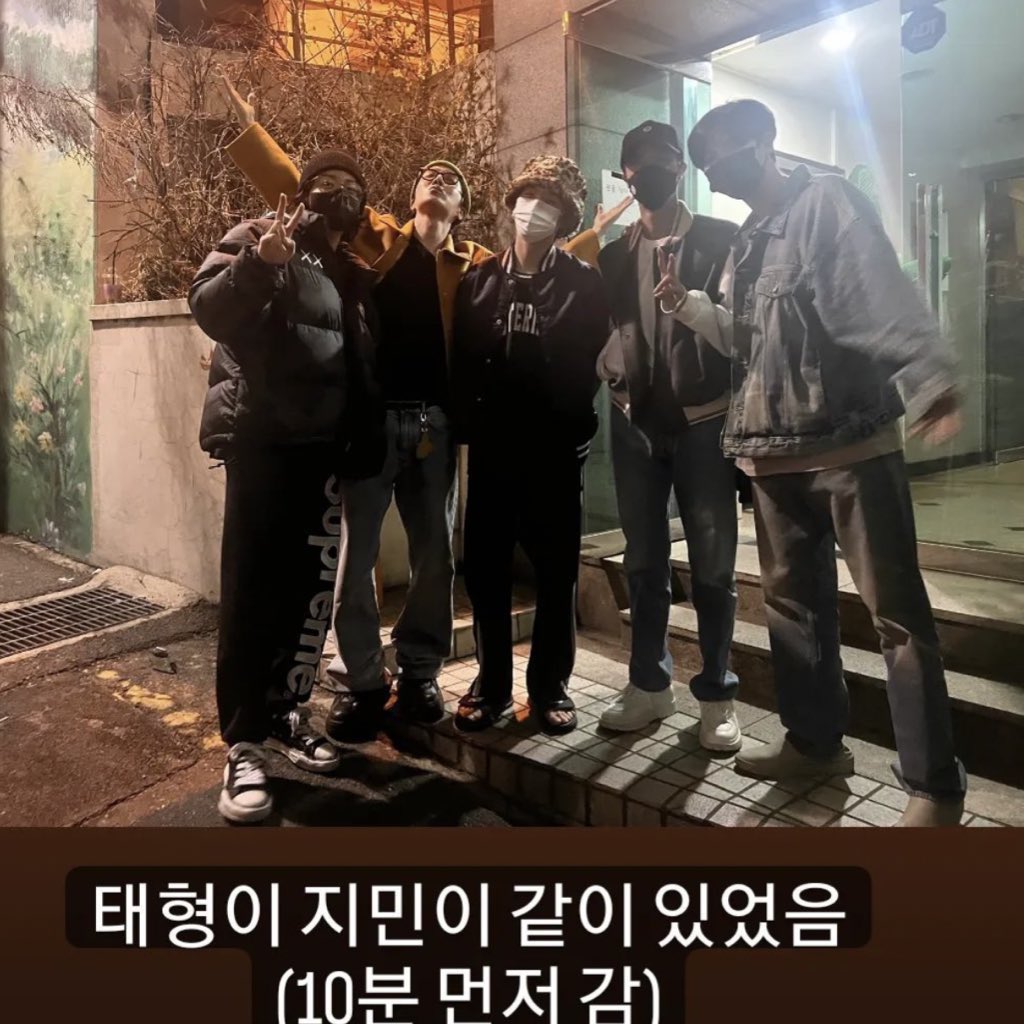 btsaresevennn's tweet photo. — Se reunieron los 7 lloro, pero Taehyung y Jimin no salen en la foto porque se fueron 10 minutos antes. Nuestra casita reunida😭 https://t.co/DNWGCcn7oF