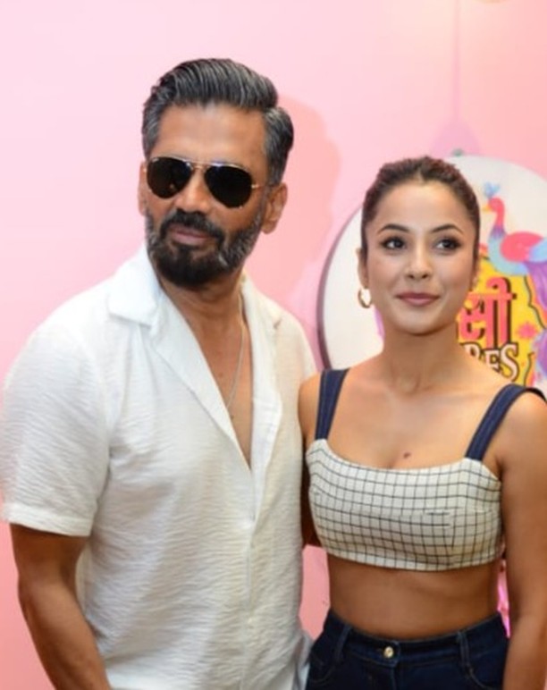 After Kapil Sharma, #ShehnaazGill is all set for a conversation with #SunielShetty on her chat show, '#DesiVibesWithShehnaazGill'. #SunilShetty posed with the fan favourite Shehnaaz for paps.
