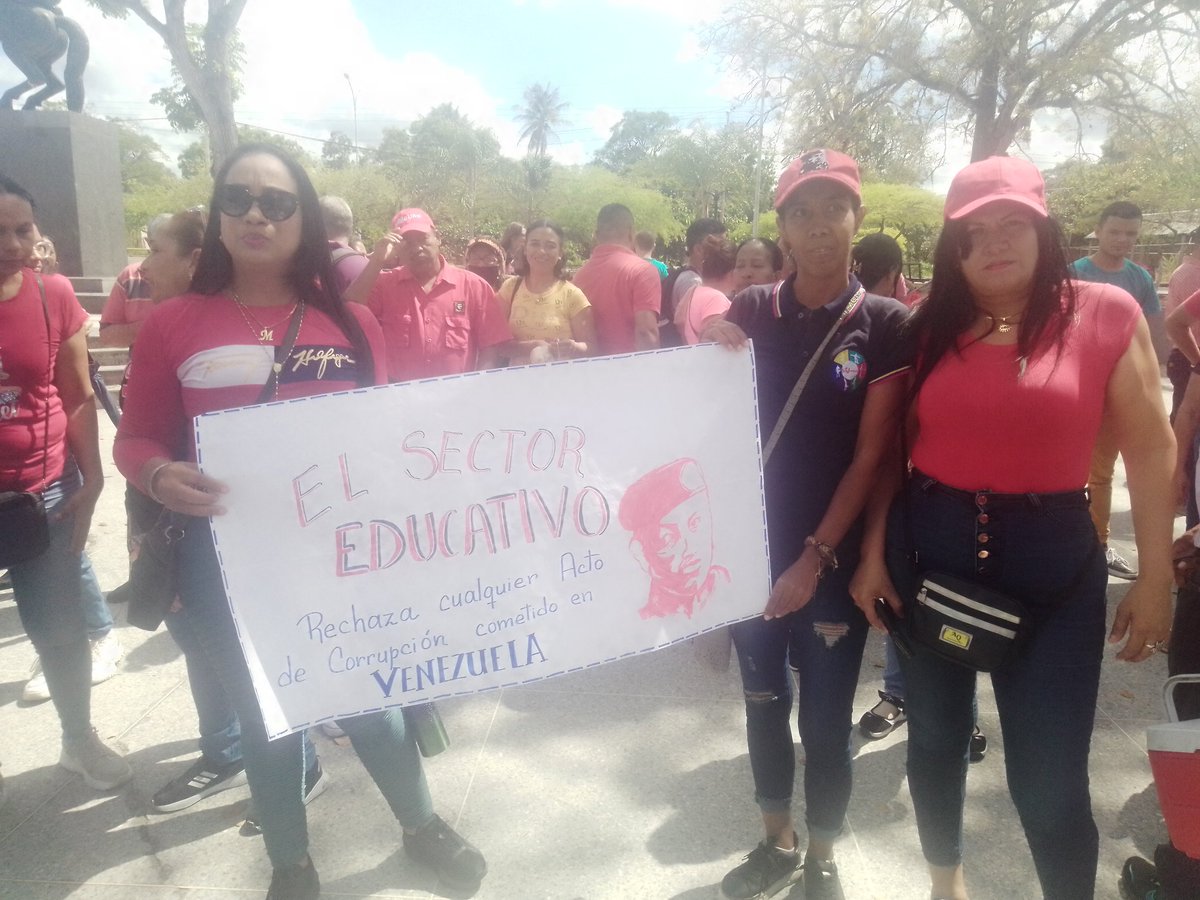 ApcCaripito's tweet photo. Caripito le dijo #NoALaCorrupción porque #LosHonestoSomosMas dándole todo el respaldo a nuestro Presidente @NicolasMaduro y al @PartidoPSUV seguir con el legado del #ComandanteChavez contar con un partido con #EticaYMoral digno y leal a nuestro país  @ErnestoLunaPsuv @psuvmonagas https://t.co/bJ3ZC01jPk
