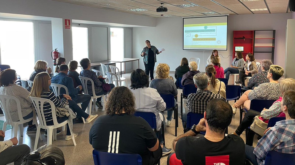 🟣 La <a href="/MassanaGemma/">Gemma Massana Cosialls</a> ens ha contagiat avui el seu optimisme i entusiasme reflexionant i proposant a #Alguaire què es pot fer des dels ajuntaments per reconèixer la diversitat i impulsar els drets de les dones. 🤗 Endavant!