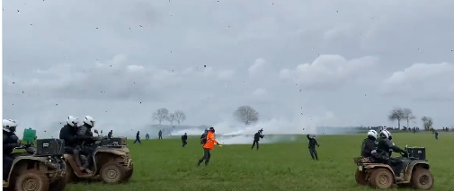 altermidi1's tweet image. Eau
La manifestation contre les #mégabassines dégénère à #SainteSoline
altermidi.org/news/la-manife…
Durant deux heures, de violents affrontements ont eu lieu entre des militants et les forces de l’ordre faisant de nombreux #blessés.