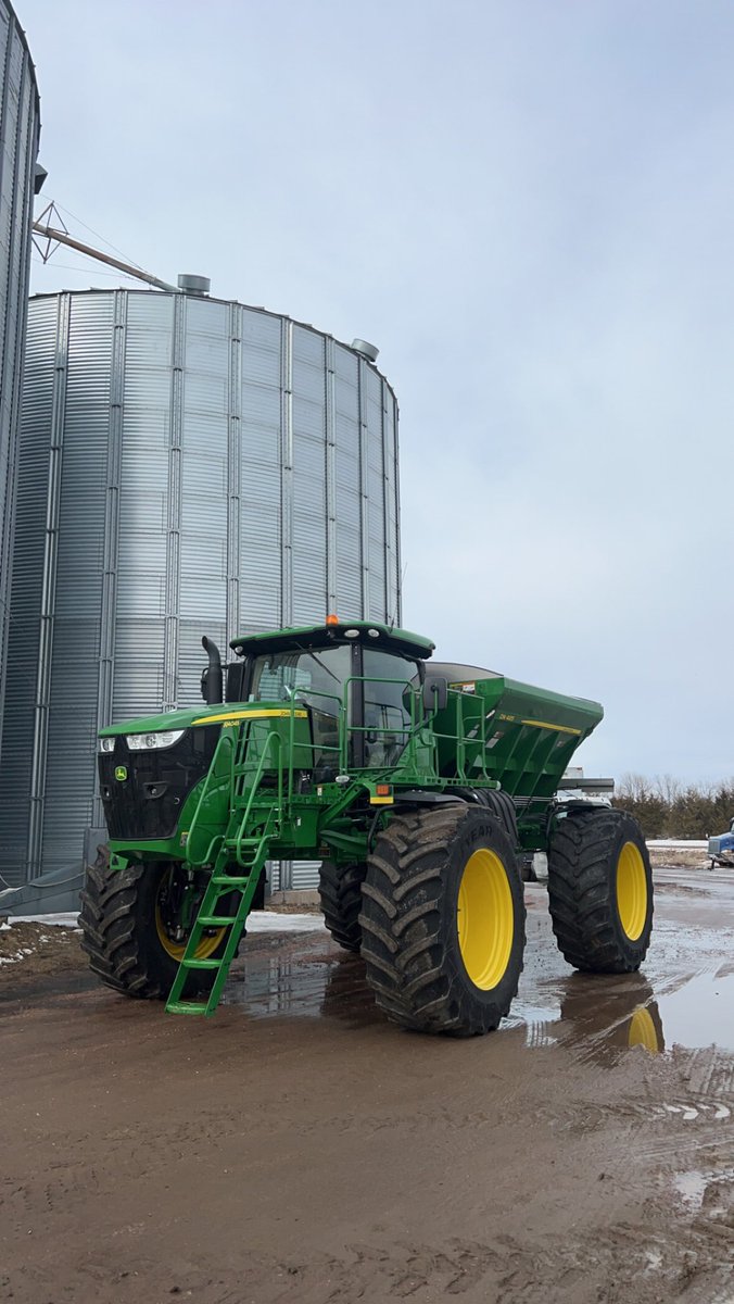 ryankumm10's tweet photo. Excited is an understatement. What do I need to know for a 4045R and a John Deere box? https://t.co/6Y0rac9vGi