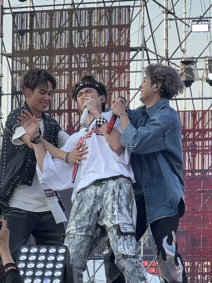 pxipyyy's tweet image. จะจำไว้ให้หมด ไอเจ้าพี่ 2คนที่วันก่อนวิ่งหนีไม่ให้น้องกอดแล้วมาดูวันนี้ 😤
#SoundCheckwithTRINITY 
#SoundCheck_TH 
#TRINITY_TNT