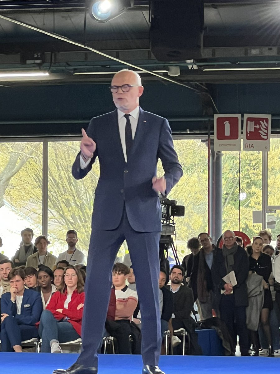 BeaBellamy85's tweet photo. Clape de fin du 1er congrès @HorizonsLeParti avec son président @EPhilippe_LH en présence @Elisabeth_Borne @YaelBRAUNPIVET @Lucbouard @Horizons_AN et de nombreux militants de #Vendee https://t.co/kuV2Do9n4J