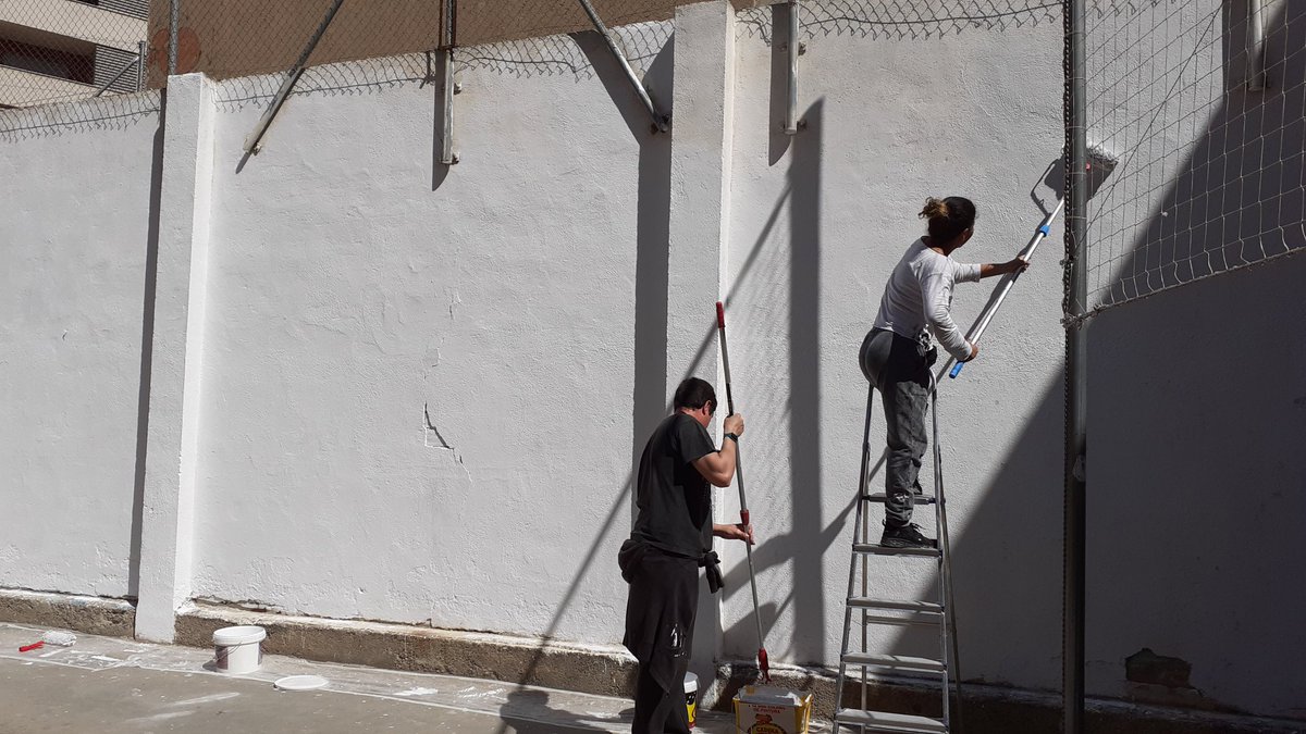 escolaelsagrer's tweet photo. Una matinal de bricolatge molt profitosa, en què hem posat ben maca l' escola.
Moltes gràcies a totes les famílies i mestres que hi heu col.laborat. @AMPASagrer @BCN_SantAndreu @consorciedubcn https://t.co/GHwCYsL1zx