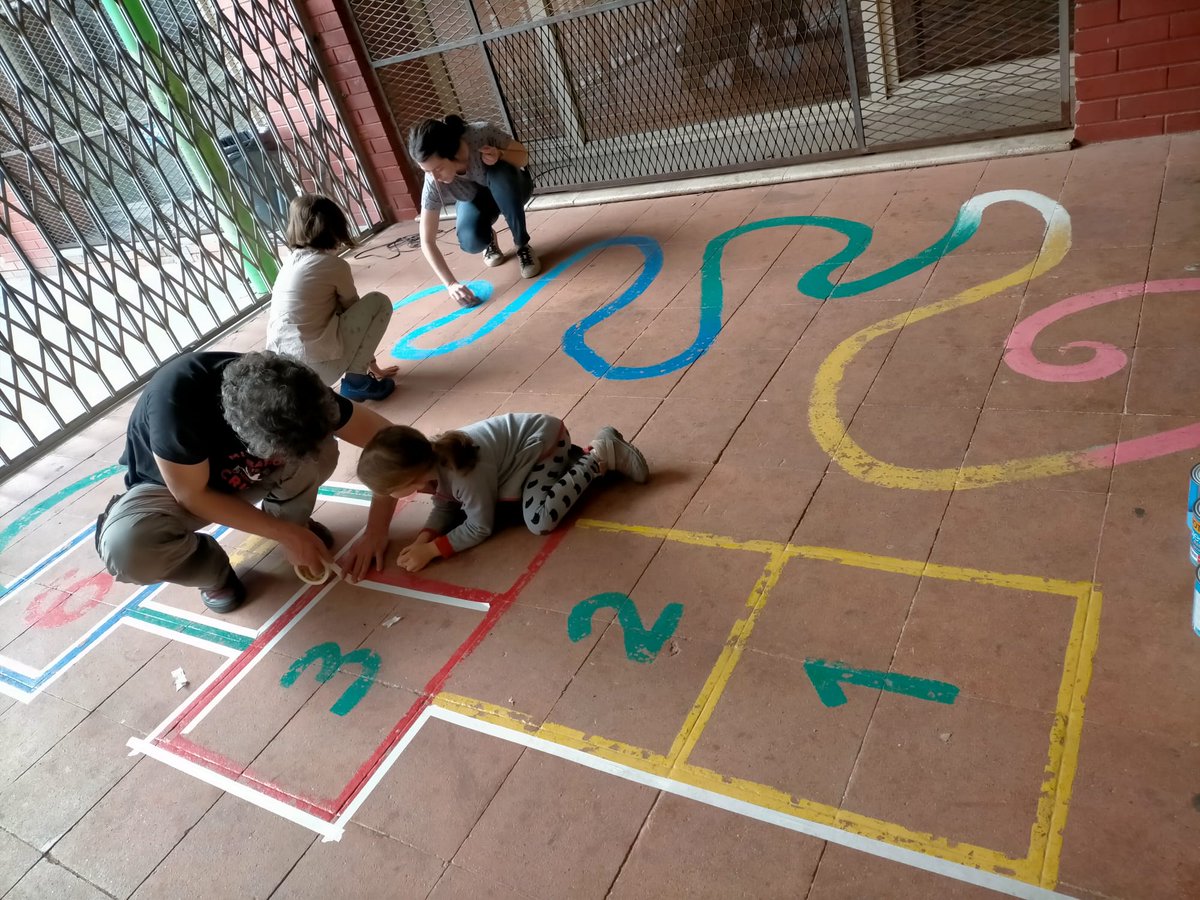 escolaelsagrer's tweet photo. Una matinal de bricolatge molt profitosa, en què hem posat ben maca l' escola.
Moltes gràcies a totes les famílies i mestres que hi heu col.laborat. @AMPASagrer @BCN_SantAndreu @consorciedubcn https://t.co/GHwCYsL1zx