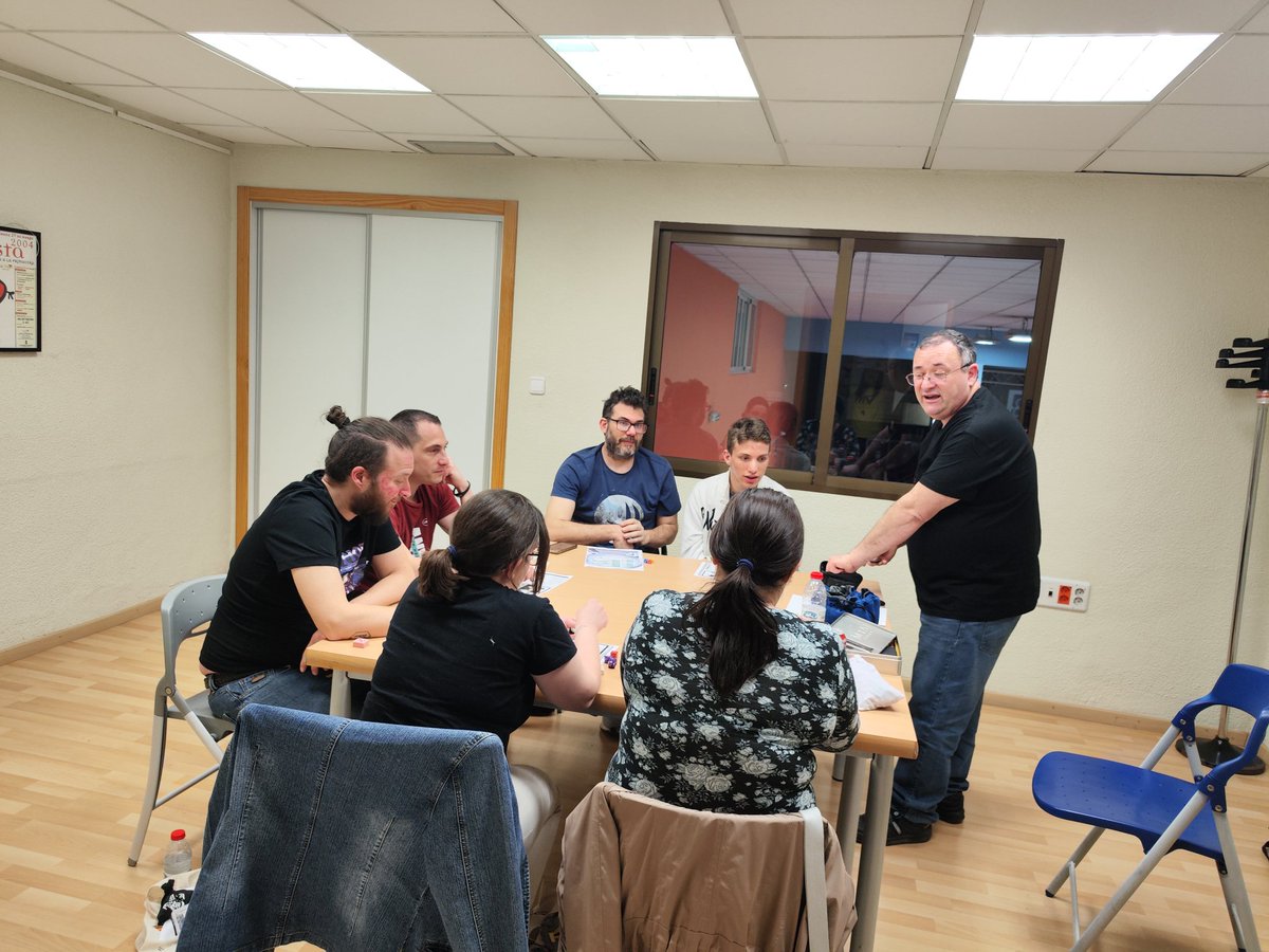 LudusMyrtea's tweet photo. LUDUS MYRTEA 23
Las mesas llenas, las salas con actividades cerradas, las demostraciones sin cesar, el rol en vivo de niños corriendo por las instalaciones, la sala infantil a pleno rendimiento

¡Hemos vuelto!
#Rol #JuegosDeMesa #Jornadas #Murcia https://t.co/jPSE1ehUDT