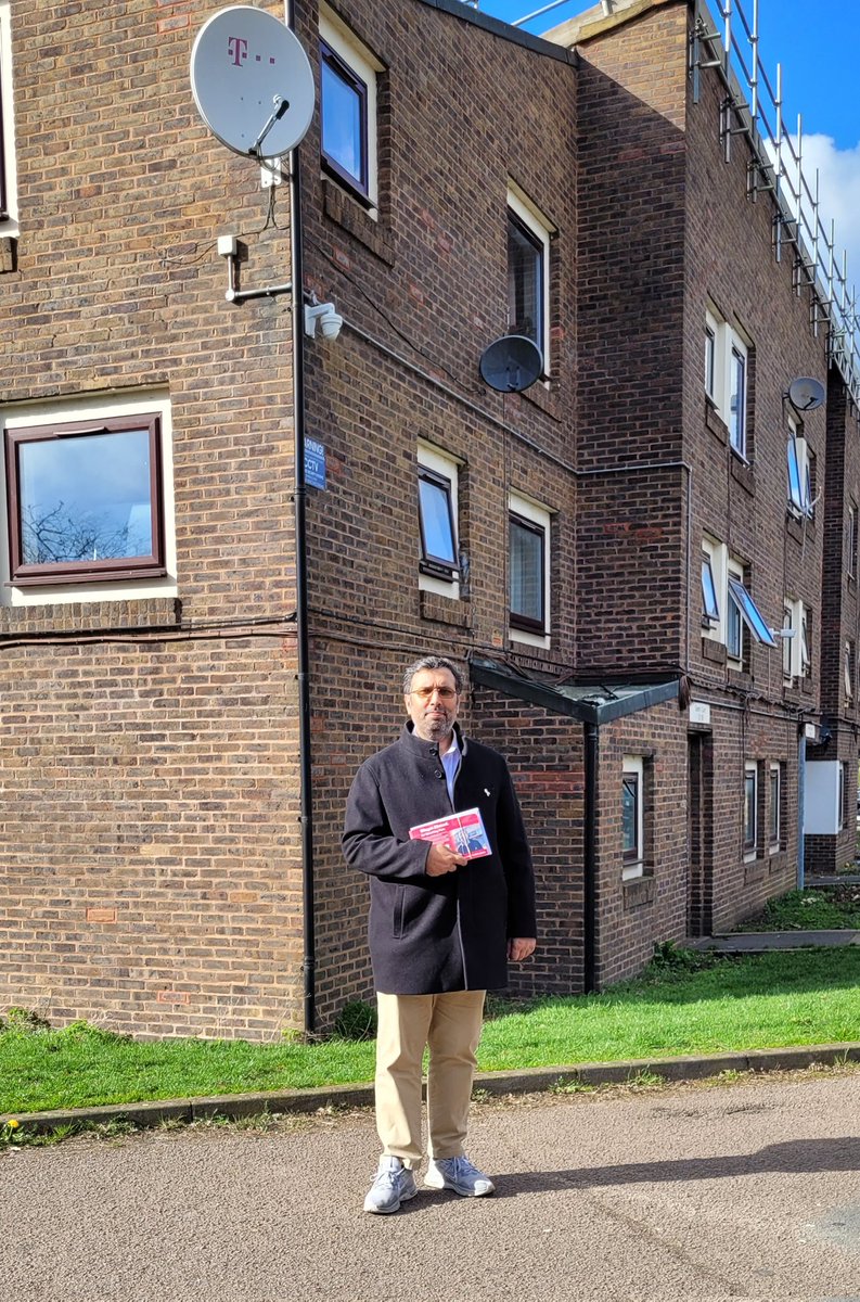 Cllrwaqasahmad's tweet photo. Out Leafleting in Bletchley Park ward and met local residents who gave really positive feedback π π. #Labourleaflets #Bletchley https://t.co/o7HakkHspk