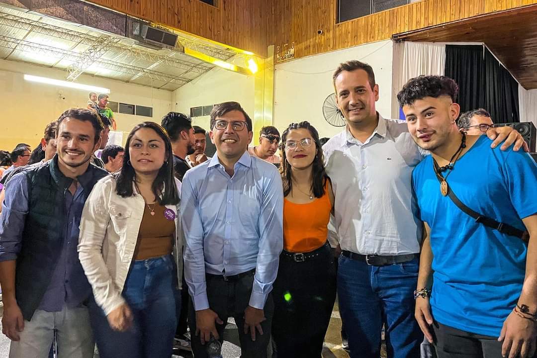 Tais_Alvial's tweet photo. Los jóvenes de senillosa decimos presentes.💪💚
El cambio no solo es necesario sino que urgente 🙌
Te invitamos a ser parte ✅️
#AvanzarNeuquen #Lista192 
@lucascastelli16
@ServidioAna https://t.co/w1jXdU6sGR