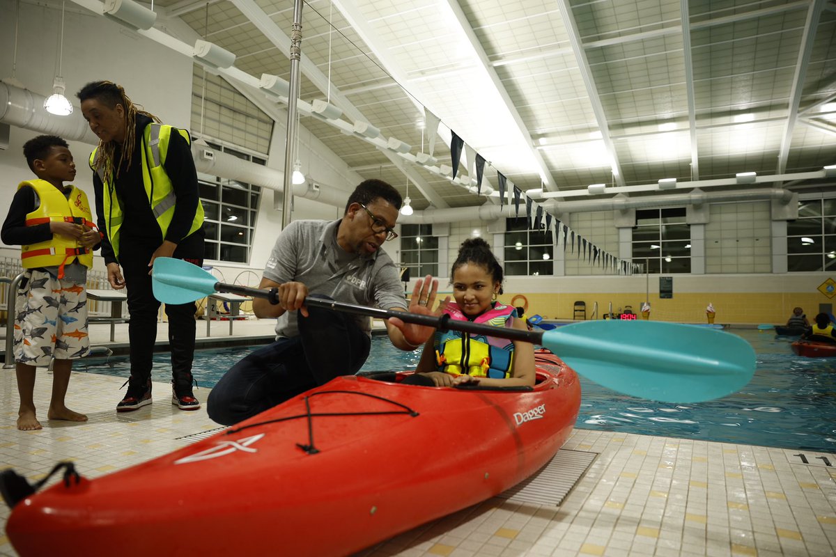 DCDPR's tweet photo. Doing good in the community with #LateNightHype activation engaging youth on a Friday night at Turkey Thicket Rec Center. From haircuts, mobile recording studio to eSports and more. #MorethanRec #LateNightDrip https://t.co/tZIpGr2GEq