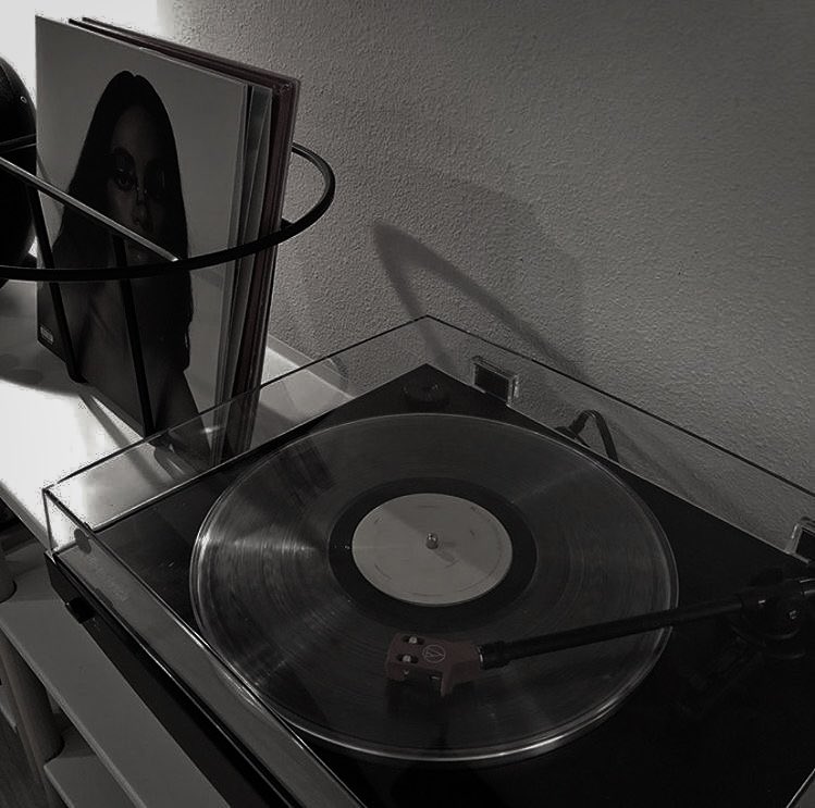 dicgnity's tweet image. ️️ 

 ️️ 

a well spent Saturday night, i must say. a glass of wine as a companion has never turned out wrong. 
and yes, the neighbourhood. i am a fan. 

️️ 

 ️️