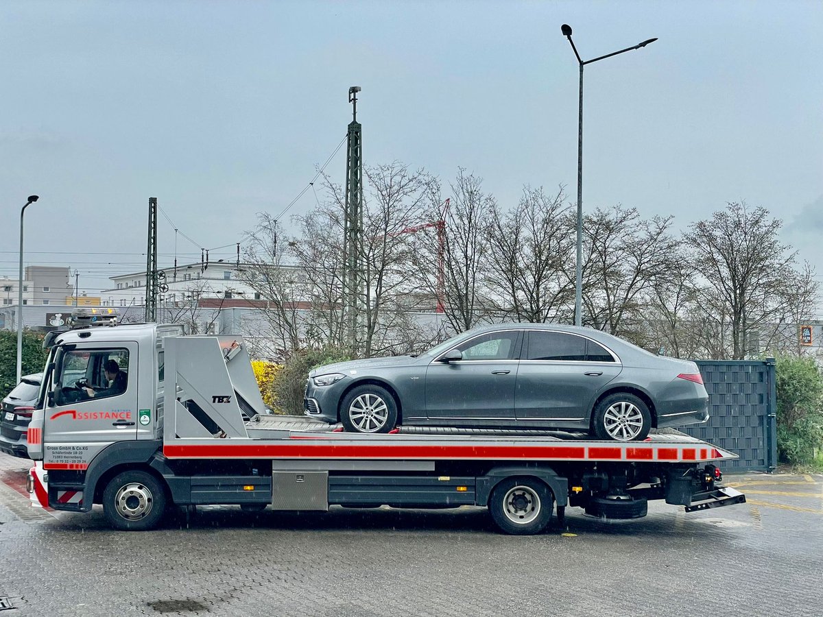 Skyways_Germany's tweet photo. Skyways Germany successfully handled a very sensitive cargo which was a Mercedes Benz S680 Maybach. It was flown in from Frankfurt (Germany) to Los Angeles (USA). 

#Skywaysgermany #movingwithyou #slsgermany #cartransport #cartransportation #germany #losangeles #mercedes https://t.co/Vc9PMnpchO