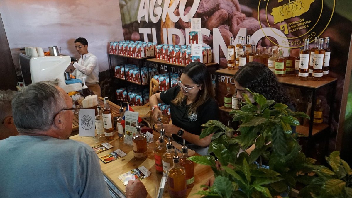 CoffeeChocoExpo's tweet photo. Entre ellas está Finca Don Manuel PR, San Juan Artisan Distillers y la Finca Neo Jibairo.
 
☕️ También puedes probar y comprar el café de la Hacienda Tres Angeles, café que fue llevado al papa Francisco por los Reyes Magos de Juana Díaz

☕️ #TeamCoffee 🍫#TeamChoco #CCExpo2023 https://t.co/55ZwU5JcTj