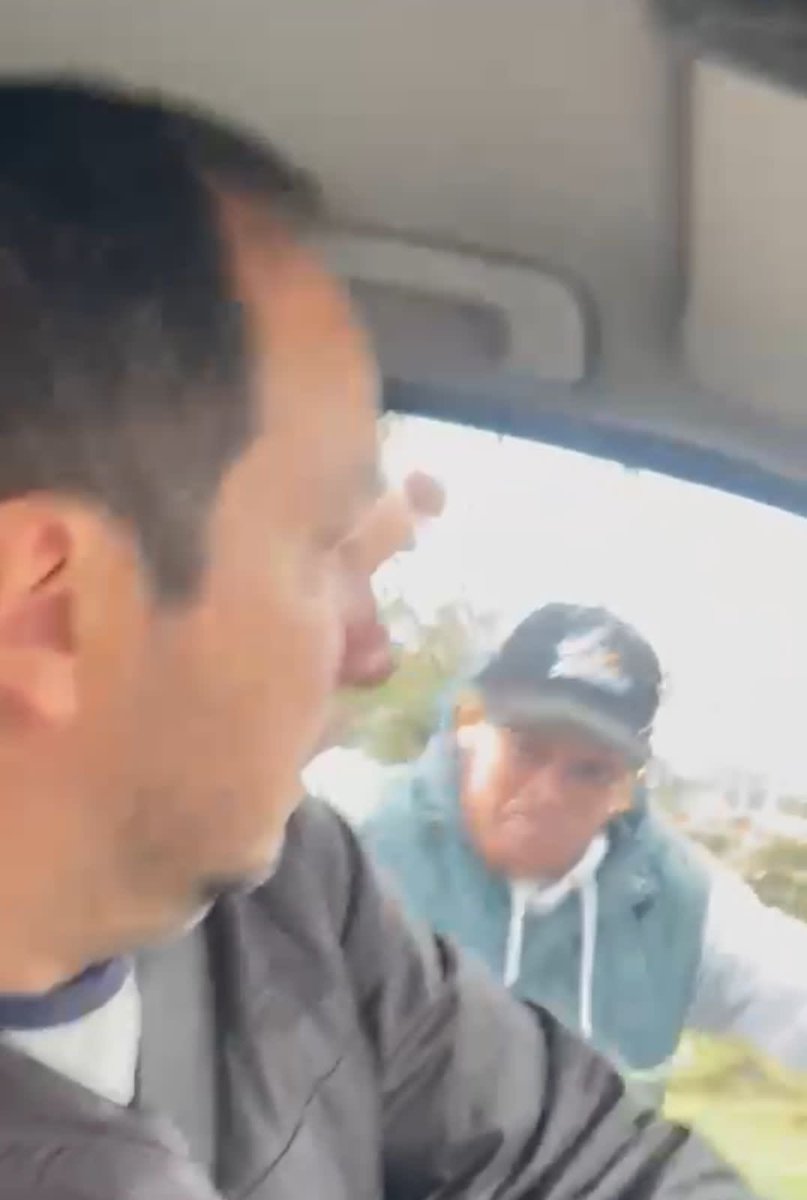 deniseesua's tweet photo. No sé cómo calificar esto, si es intolerancia o inseguridad, pero sentir nuestra integridad vulnerada, es inaceptable. Fuimos atacados con arma blanca por este sujeto que sin motivo alguno nos agrede en Pitalito, Huila @PoliciaColombia agradezco tomar acciones. #NoEsJusto https://t.co/W4nKSEjVB0