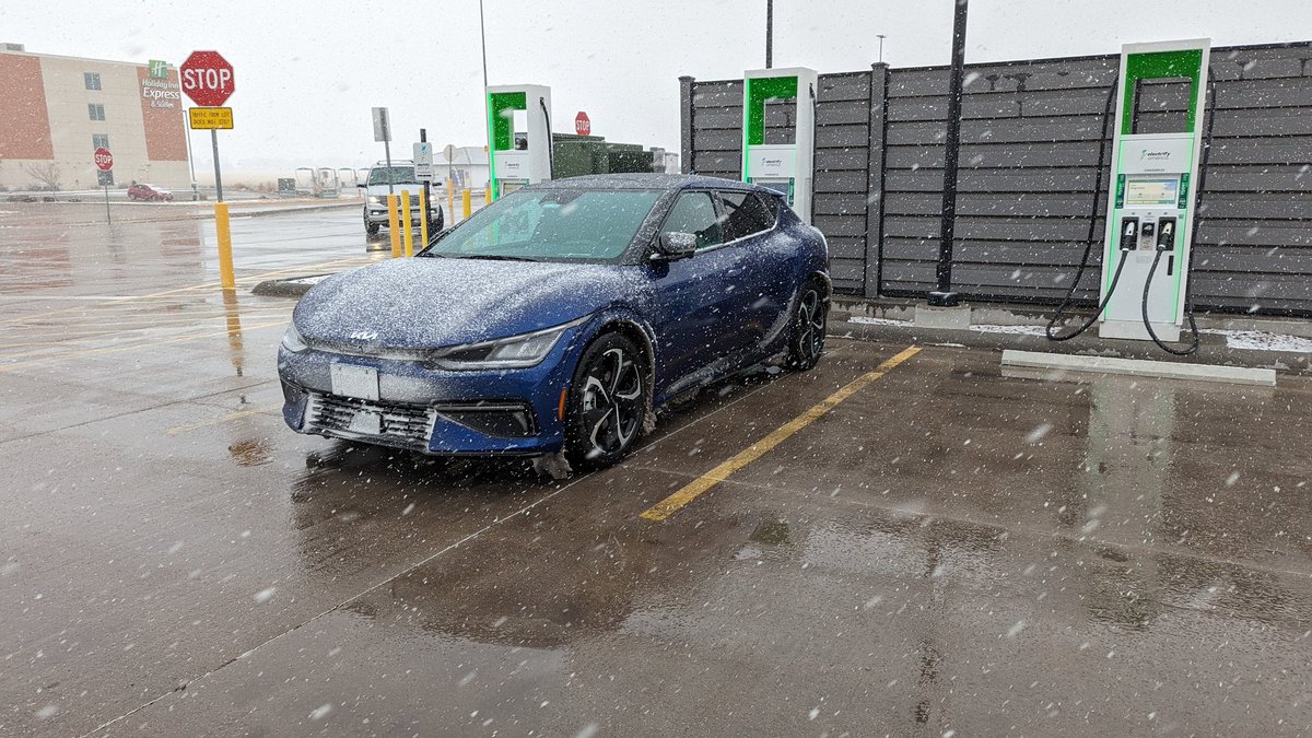 kevnroberts's tweet photo. @RateYourCharge Ogallala NE. EA charger 2 maxed at 74kw. Moved to 3, now getting 150+kw. It did stop twice on me so I had to unplug and reconnect. https://t.co/sSt9dSQozQ