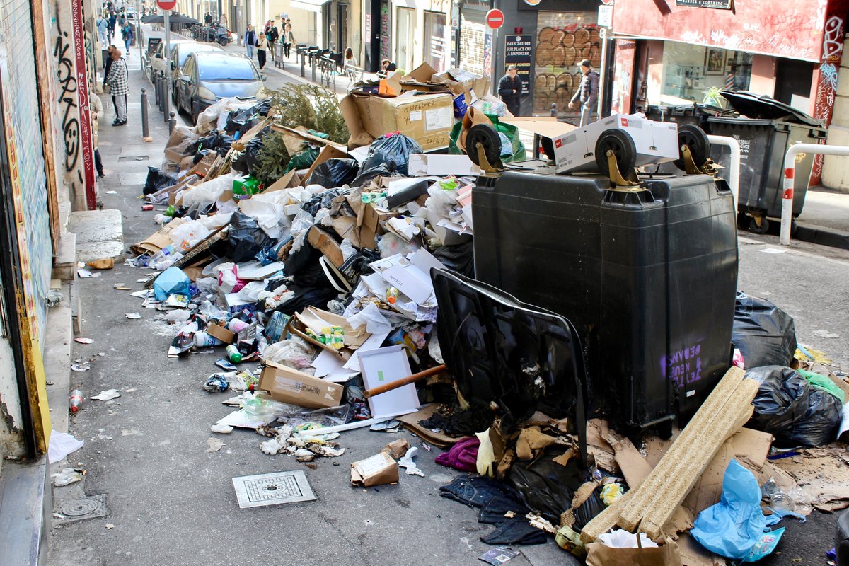Paris pensait prendre Marseille de court avec sa grève des poubelles. Mais ils ont oublié que dans ce domaine aussi on est à jamais les premiers ! Avec un petit truc en plus chez nous qui garantit l'effet waouh : on ne ferme pas les sacs ✌️