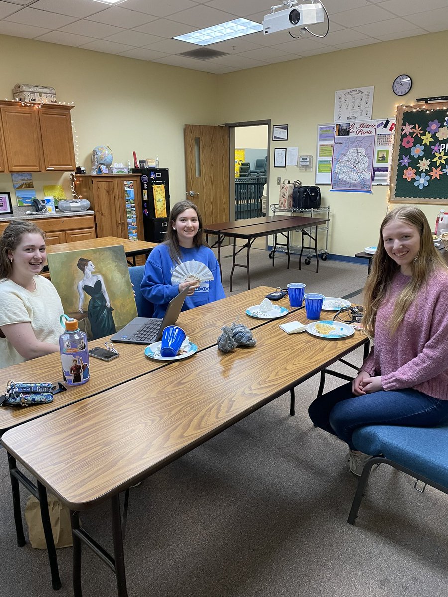 JillSusini's tweet photo. @KWLAonline @AATFky   World Language Association State Showcase - online this year, but having fun together! So proud of my students! 🇫🇷 https://t.co/2X0JvUAY4K