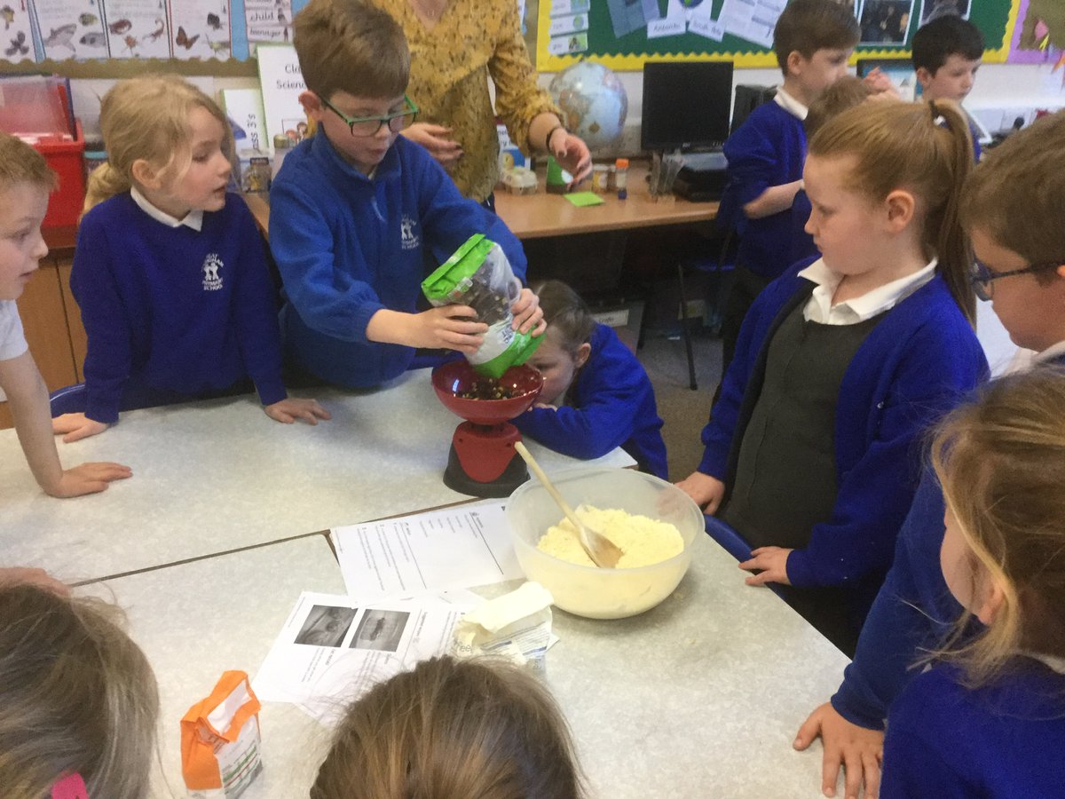 GEPSClass3's tweet photo. During our RE Day yesterday we learnt about how some of the special food eaten over the Easter period can symbolise different things. We then had a go at making some hot cross buns.✝️🐣 https://t.co/eNmFmgcEAl