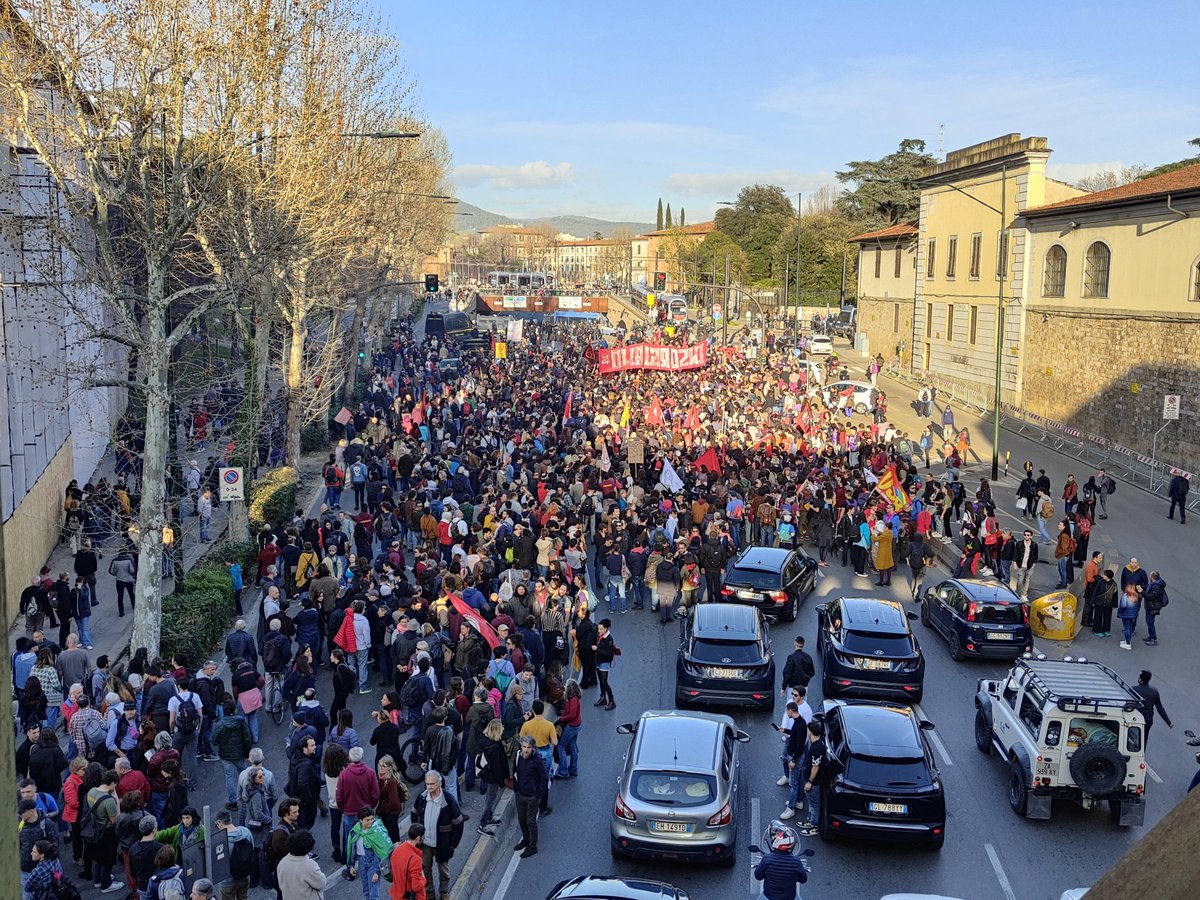 In Francia si scende in piazza per difendere i propri diritti.

In Italia pure, oggi, a Firenze.

Bellissime persone, bellissima energia, bello esserci. Questa è l'Italia per cui merita lottare.

#Firenze #insorgiamo #GKN