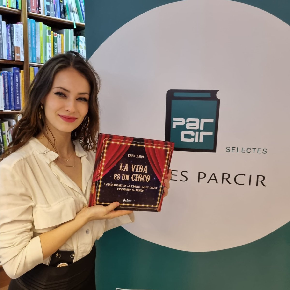 amateditorial's tweet photo. Presentació del llibre 'La Vida es un Circo: 5 Generaciones de la familia Raluy Legacy 🎪' d' @EmilyRaluyS , aquest matí a la Llibreria Parcir de #Manresa

Aconsegueix el llibre aquí ➡️ https://t.co/EOt2nbhZ6I https://t.co/SYTjFkjOgT