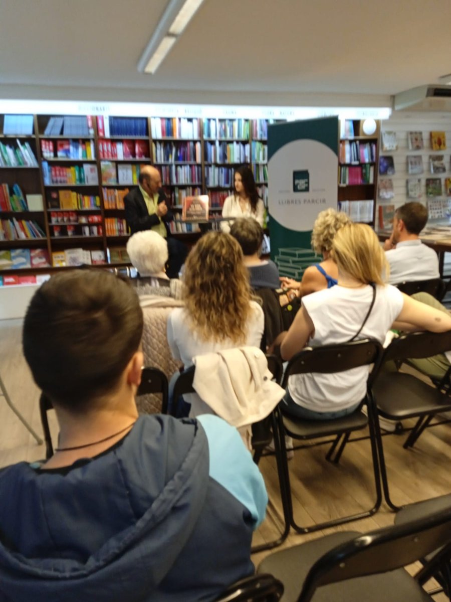 amateditorial's tweet photo. Presentació del llibre 'La Vida es un Circo: 5 Generaciones de la familia Raluy Legacy 🎪' d' @EmilyRaluyS , aquest matí a la Llibreria Parcir de #Manresa

Aconsegueix el llibre aquí ➡️ https://t.co/EOt2nbhZ6I https://t.co/SYTjFkjOgT