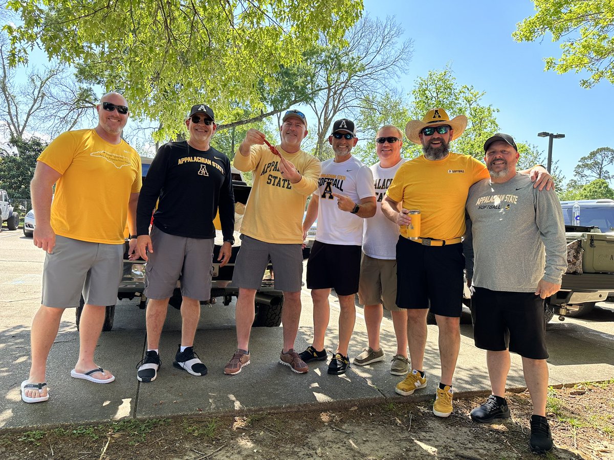 booniedads's tweet photo. Pre-game with some local groceries!! When in Louisiana you have to eat the right food! We R READY!!! LETS GOOOO! 🖤💛🖤💛
#JUMPJUMP #BOONIEDADSNATION @AppStateSB @DougGillin @appstatesports https://t.co/TZ4hjVs2wl